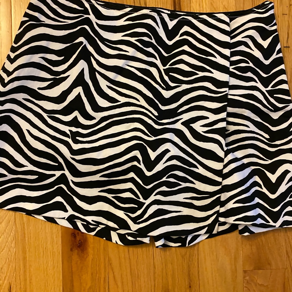 White House black market skort